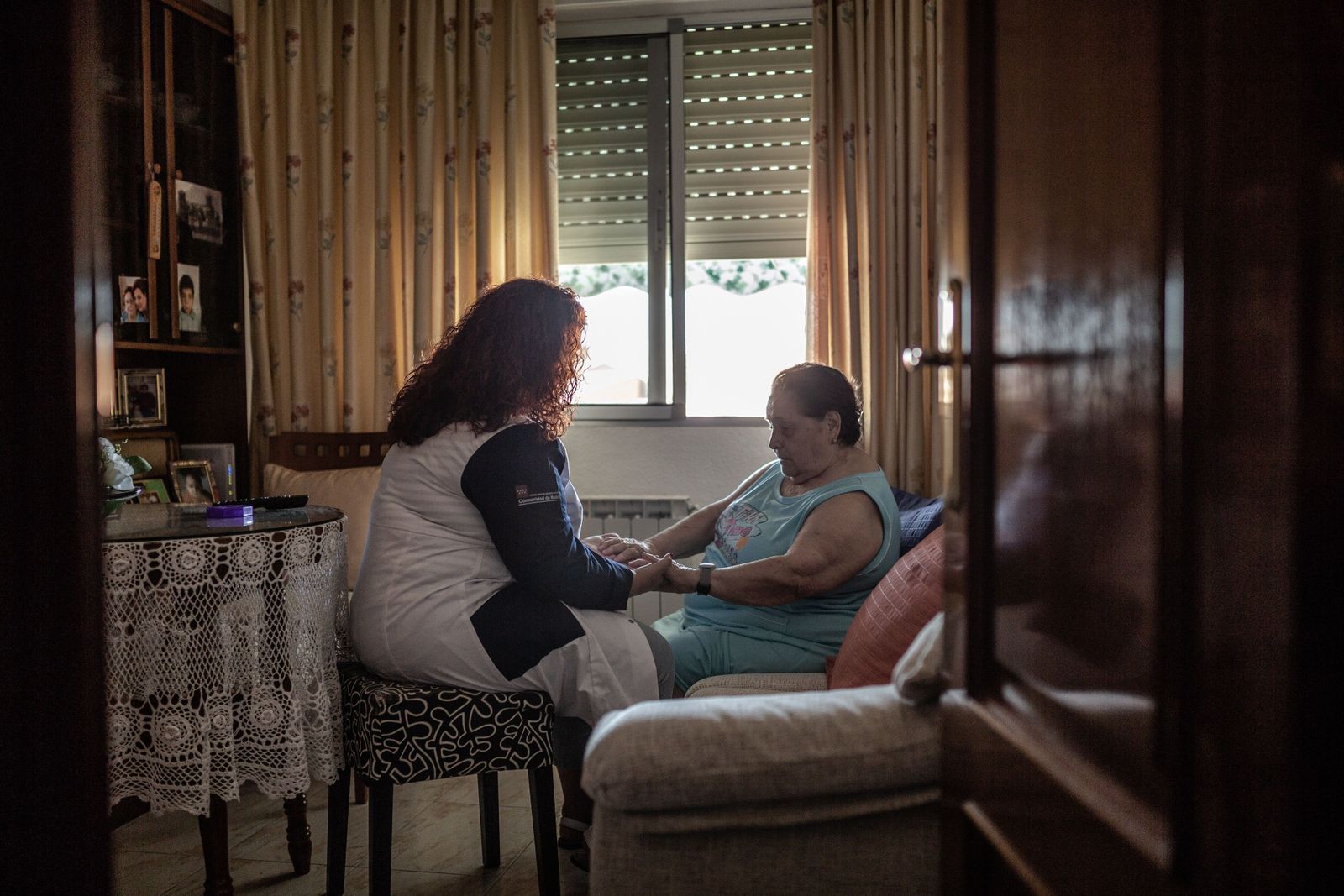 Isabel Calvo. Tiene 48 años y vive en Fuenlabrada, Madrid. Trabaja como auxiliar de asistencia a domicilio dentro del sistema de atención a la dependencia.