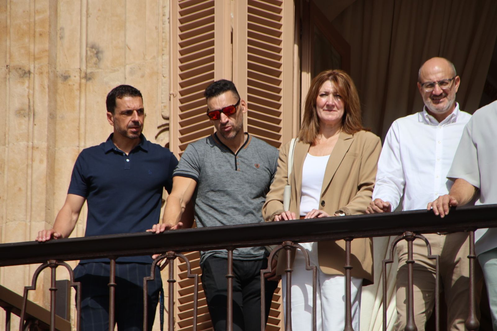 El alcalde de Salamanca, Carlos García Carbayo, recibe miembros y antiguos  miembros de la Escolta de Gran Gala de la Policía Local