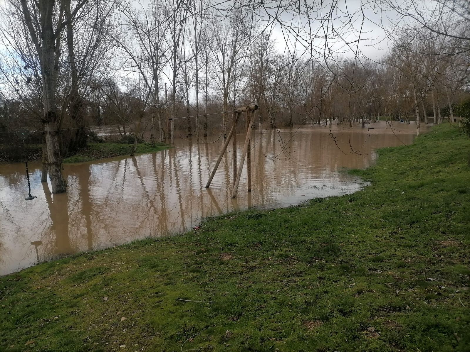 El Tormes inunda el paseo fluvial y el merendero de Cabrerizos (5).jpeg
