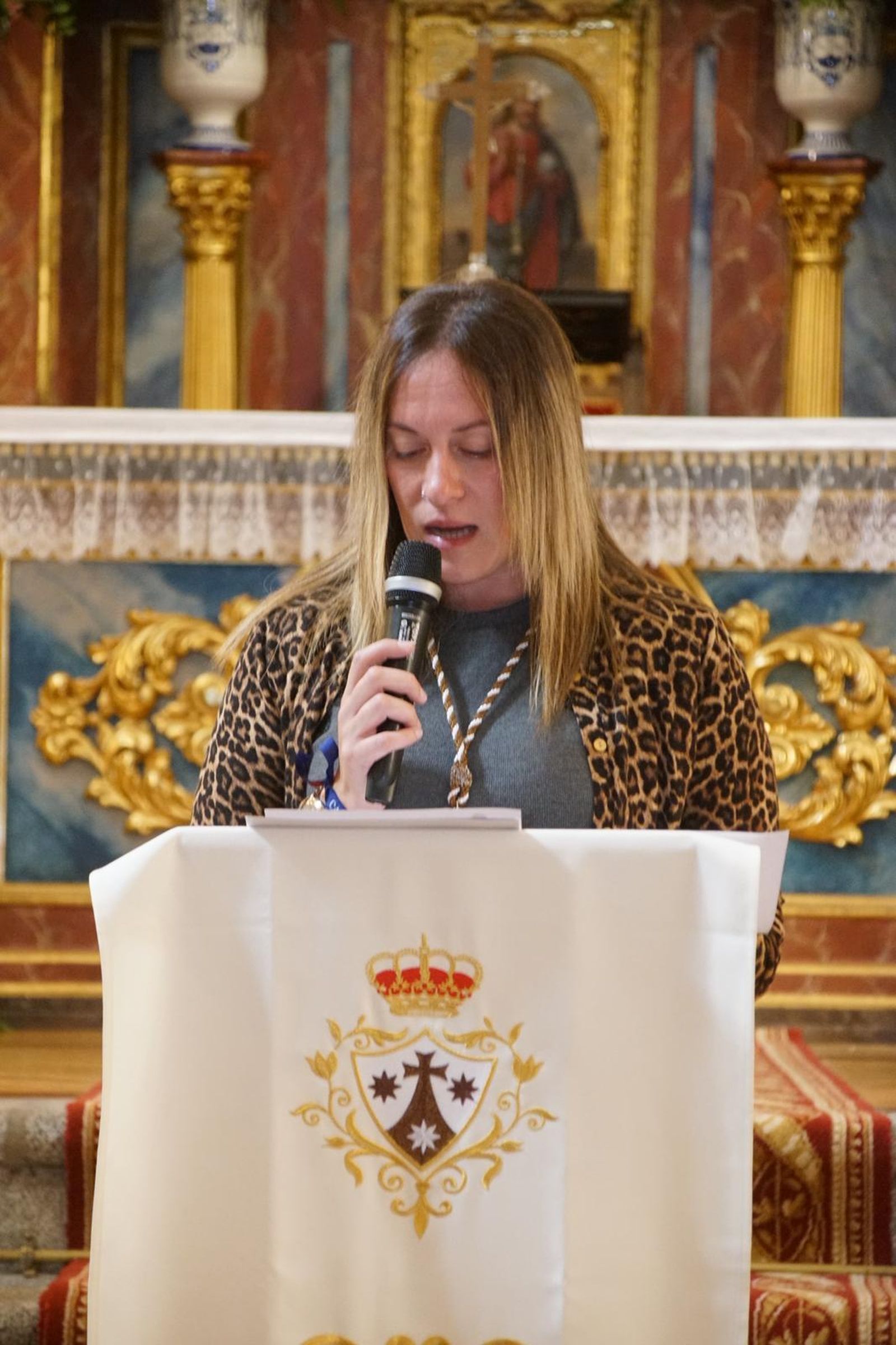 Alba nombra hijo adoptivo al prior Miguel Angel González  (26).jpeg