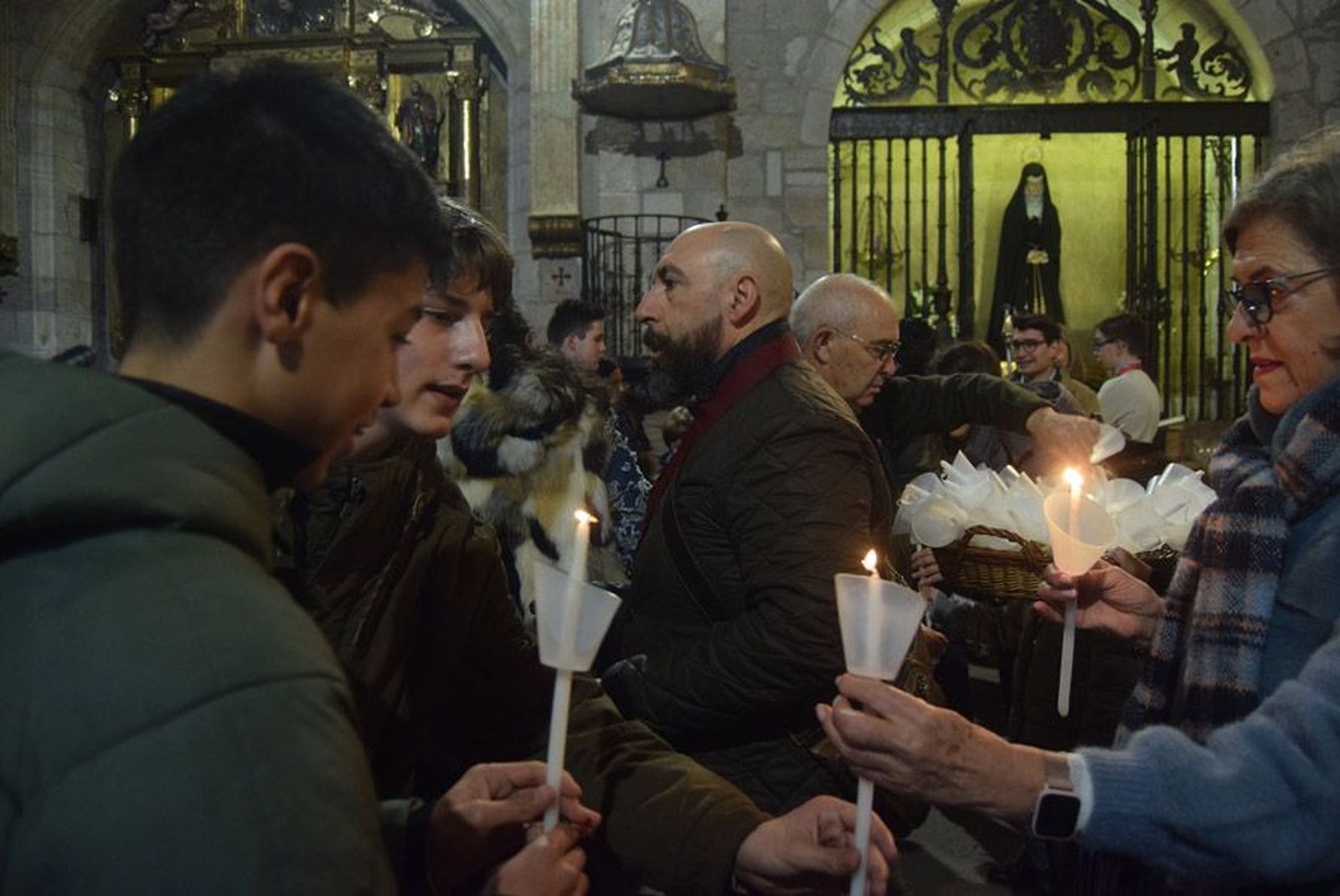 las-candelas-vuelven-a-unir-la-iglesia-de-san-juan-con-la-de-san-vicente-3