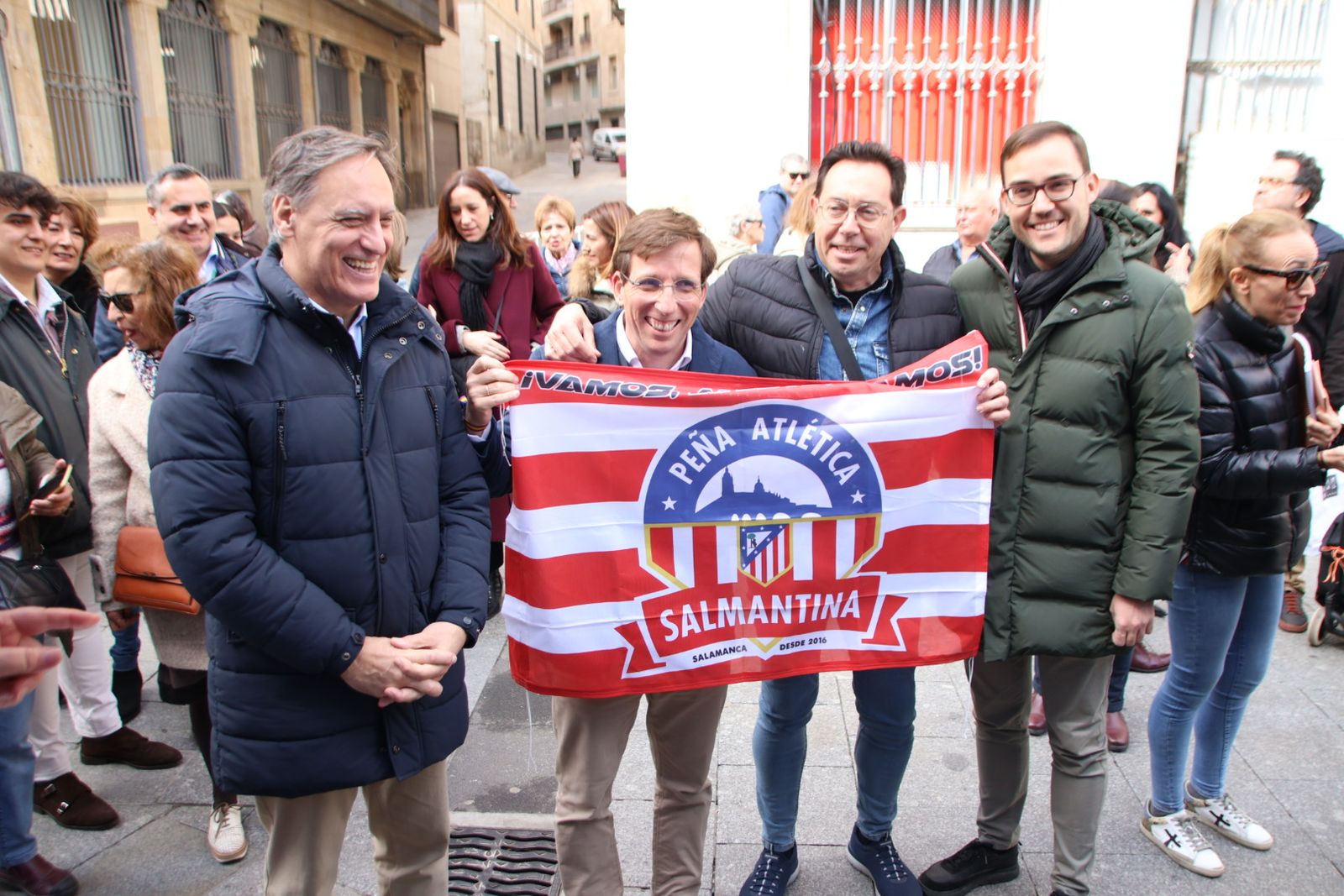 Almeida visita la carpa del pp del Liceo