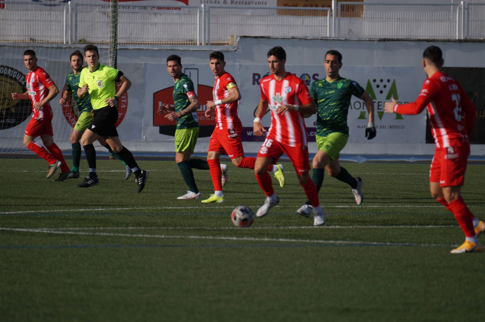 Una acción del partido CD Guijuelo - Zamora CF