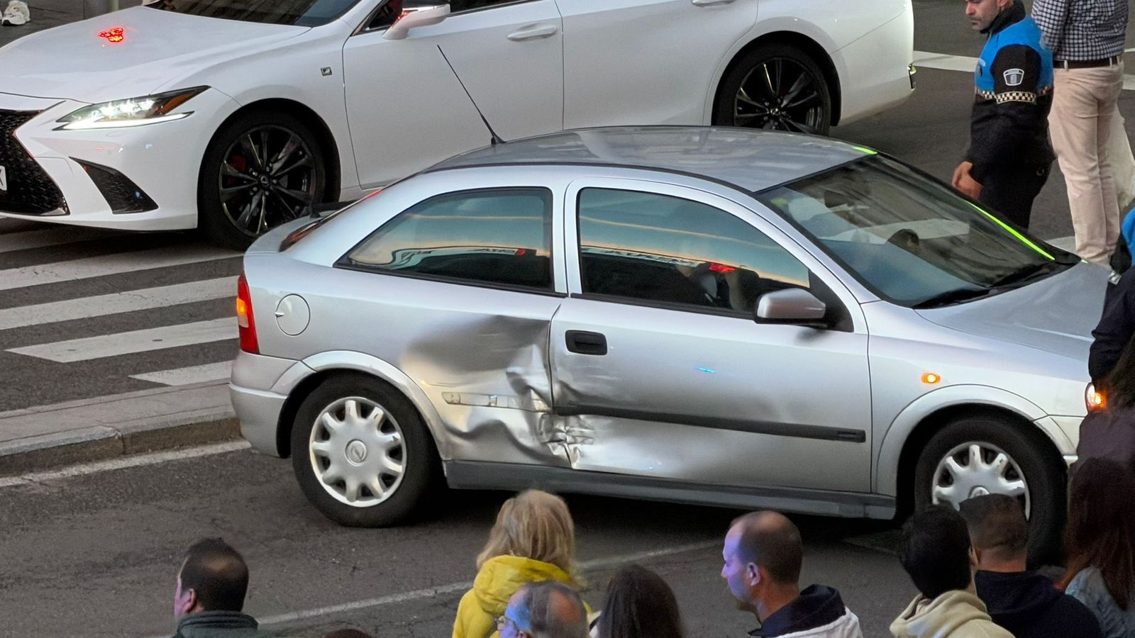 Un aparatoso choque entre dos coches deja uno de ellos del revés en plena Puerta Zamora