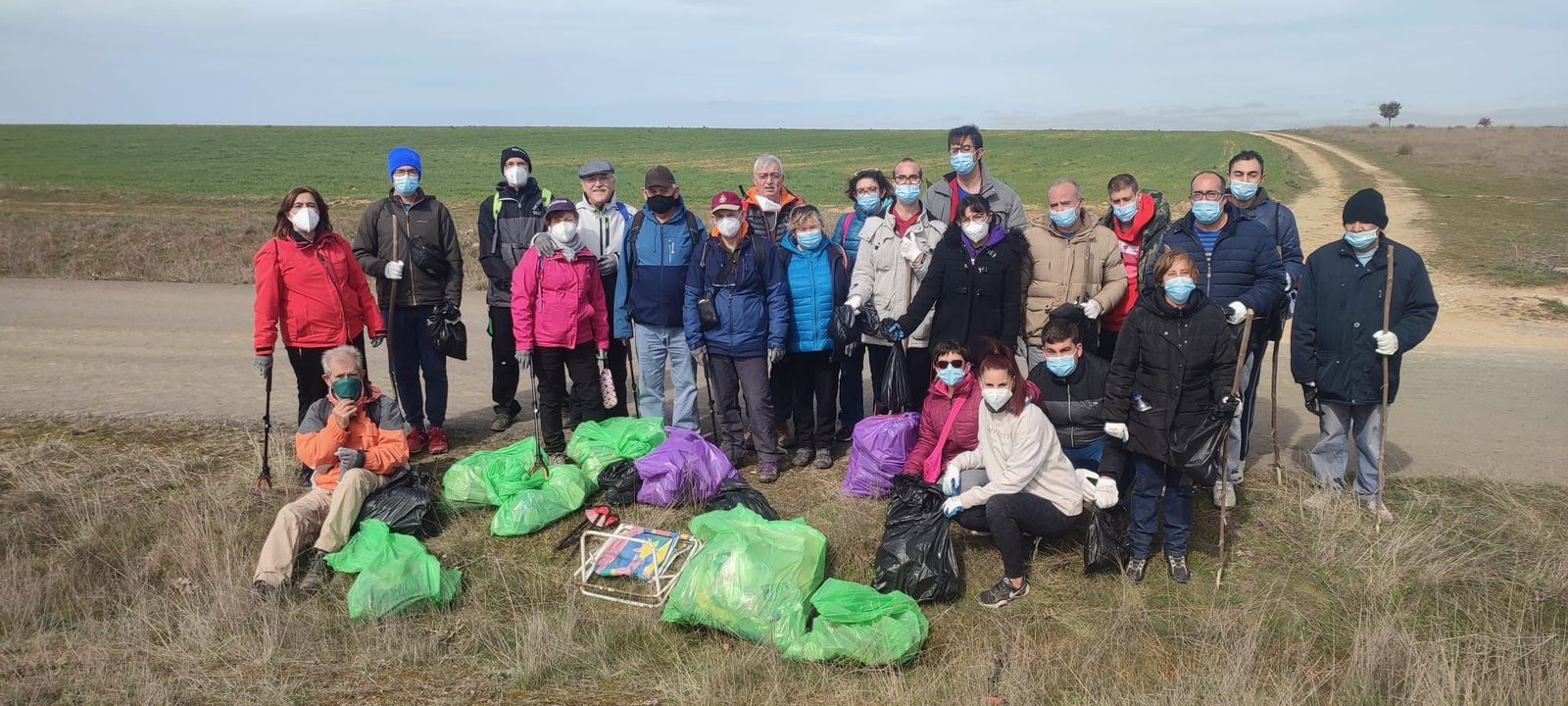 Miembros de Acomunidad durante la limpieza de la recogida de basuras en el azud de Riolobos