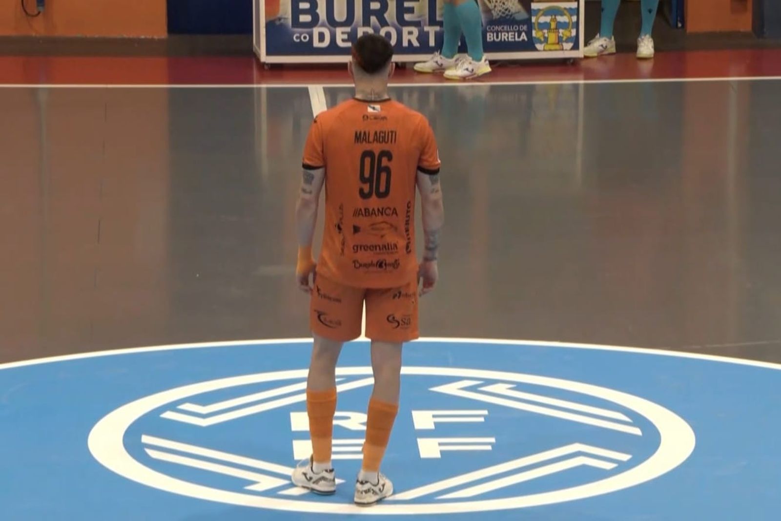 Malaguti al comenzar la segunda parte del partido.