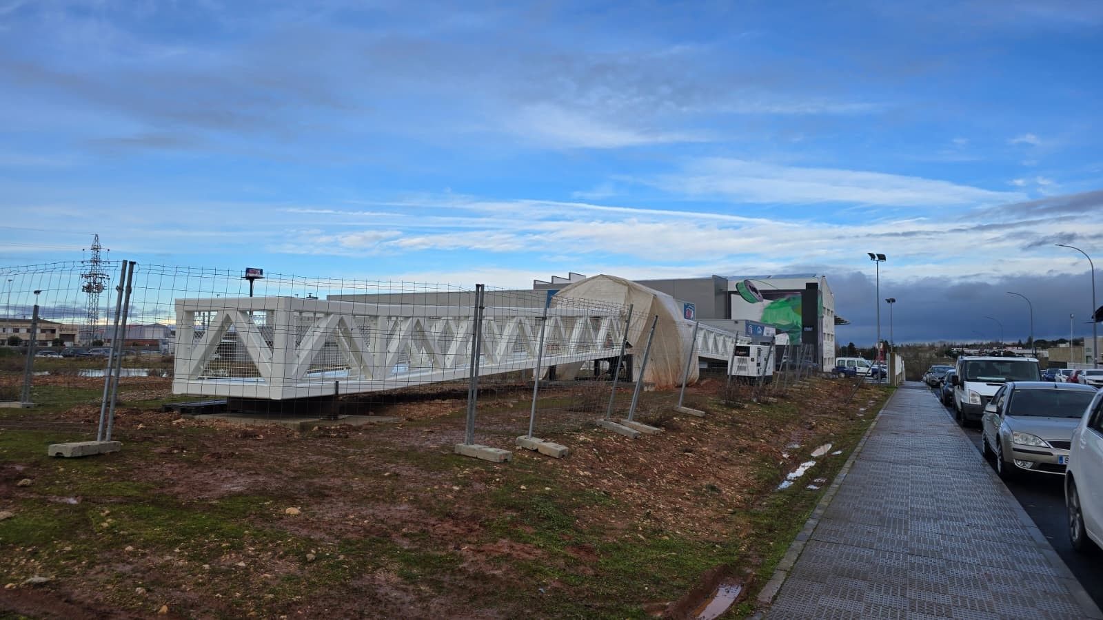 Pasarela peatonal en Carbajosa sobre la Ronda Sur (1).jpg