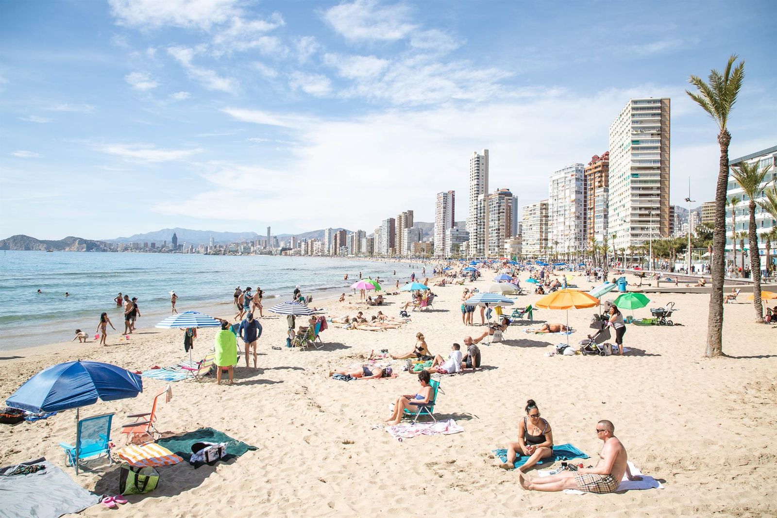 Numerosas personas se bañan y toman el sol en la playa de Poniente, a 11 de marzo de 2023, en Benidorm, Alicante, Comunidad Valenciana (España).   Joaquín Reina   Europa Press   Archivo