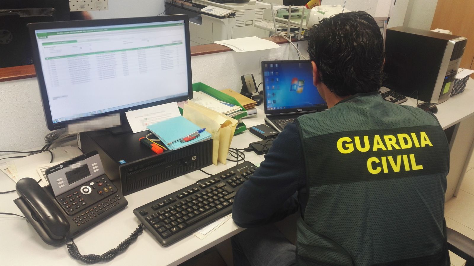 Agente de la Guardia Civil trabajando ante un ordenador en una imagen de archivo Agente de la Guardia Civil trabajando ante un ordenador en una imagen de archivo