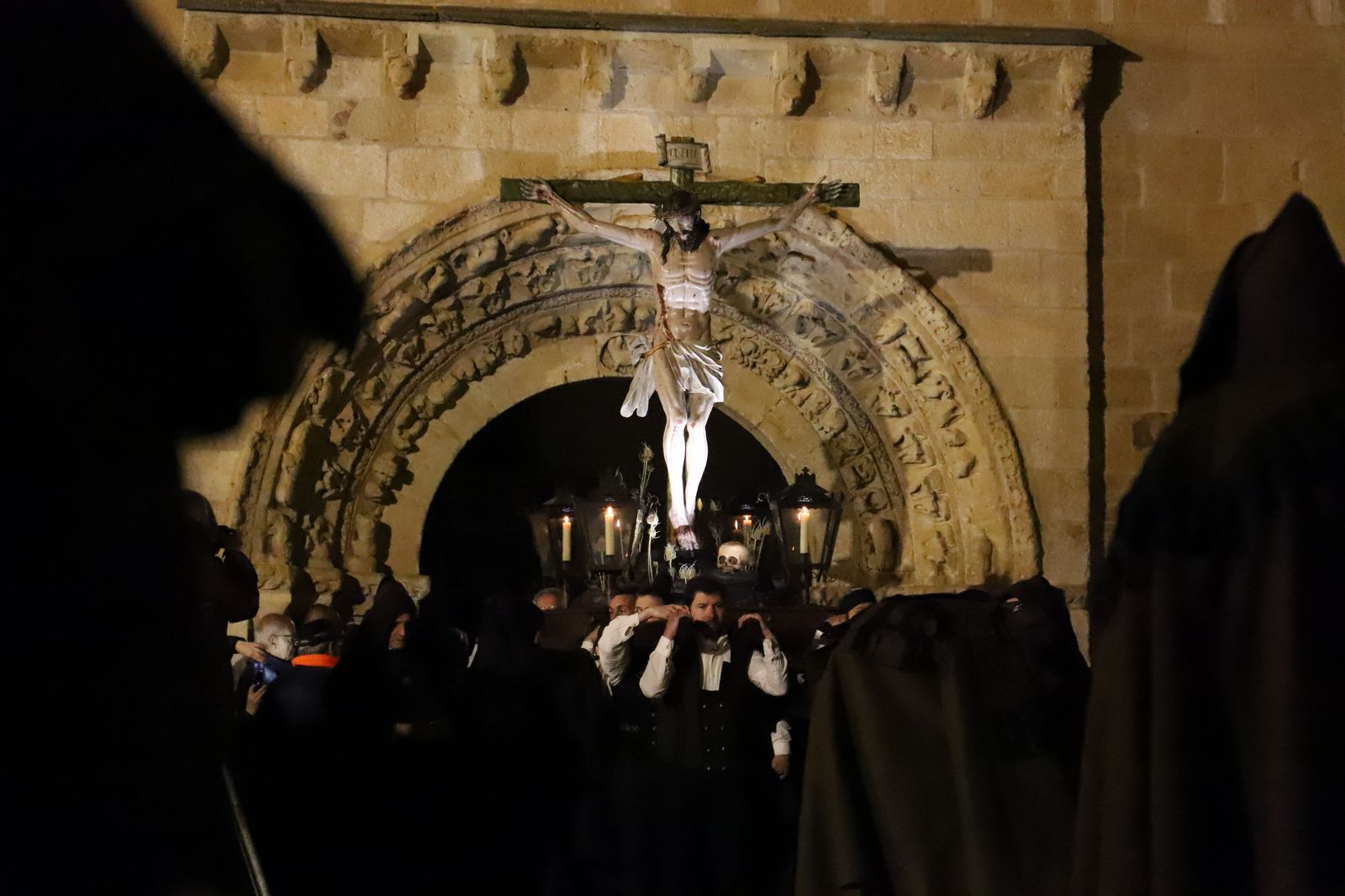 Hermandad del Santísimo Cristo del Amparo. Las Capas Pardas 2023 (8)