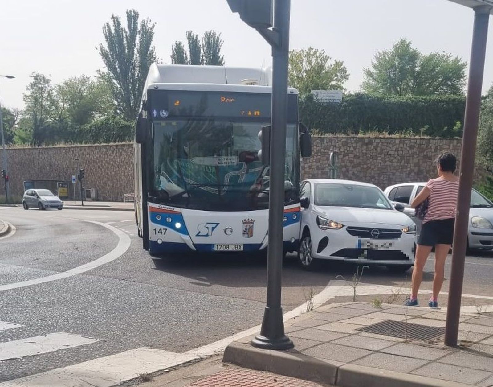 Choque autobús y coche en la glorieta Leonardo Da Vinci
