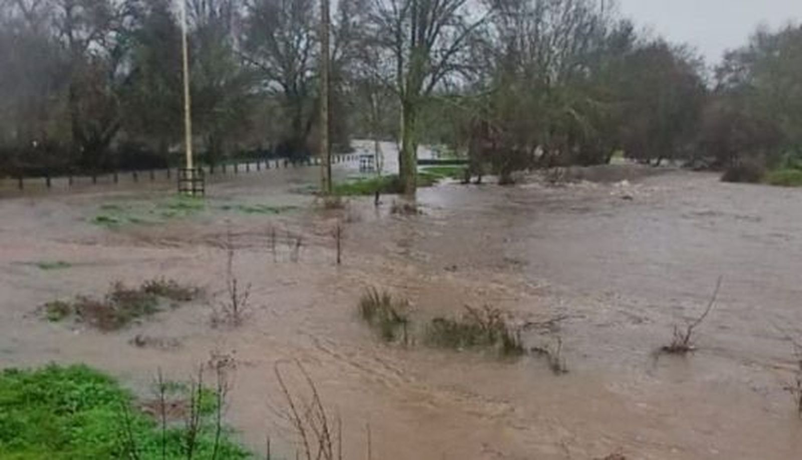 Desbordamiento del río Burguillos a su paso por Agallas, en la comarca de Ciudad Rodrigo. Foto R.S.G