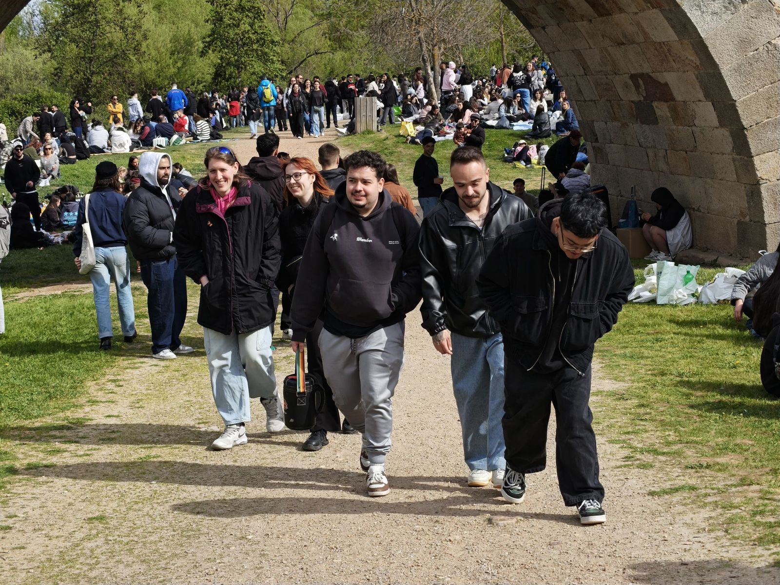 Un multitudinario Lunes de Aguas en Salamanca llena la ribera del Tormes