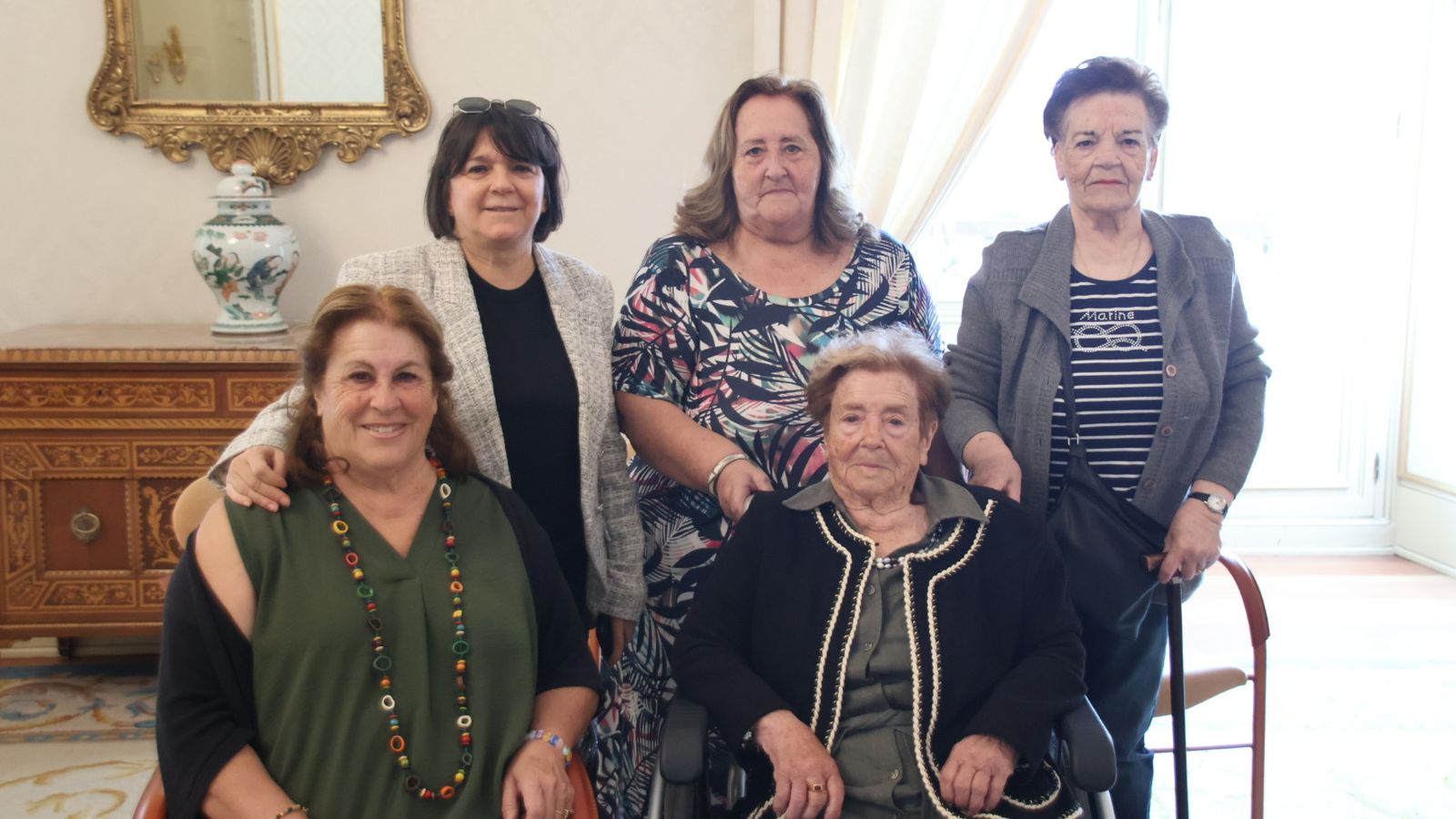 Familia de María Serrano durante la entrega de placas por su centenario en el Ayuntamiento de Salamanca