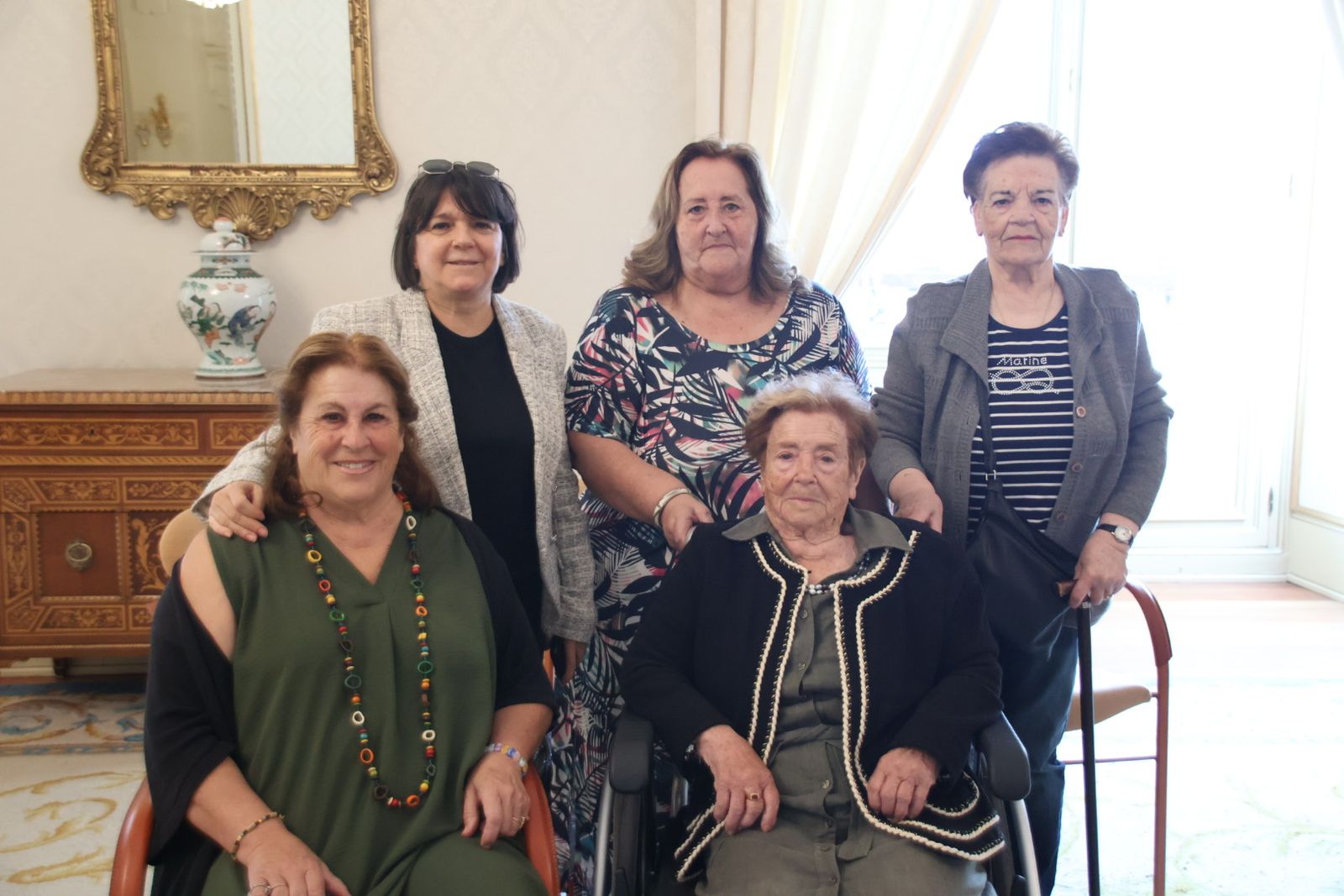 El alcalde de Salamanca, Carlos García Carbayo, preside el homenaje a personas centenarias de la ciudad