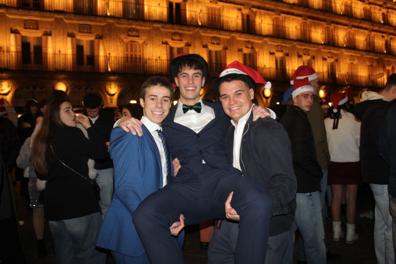 Miles de personas disfrutan de las campanadas y la fiesta del Fin de Año Universitario