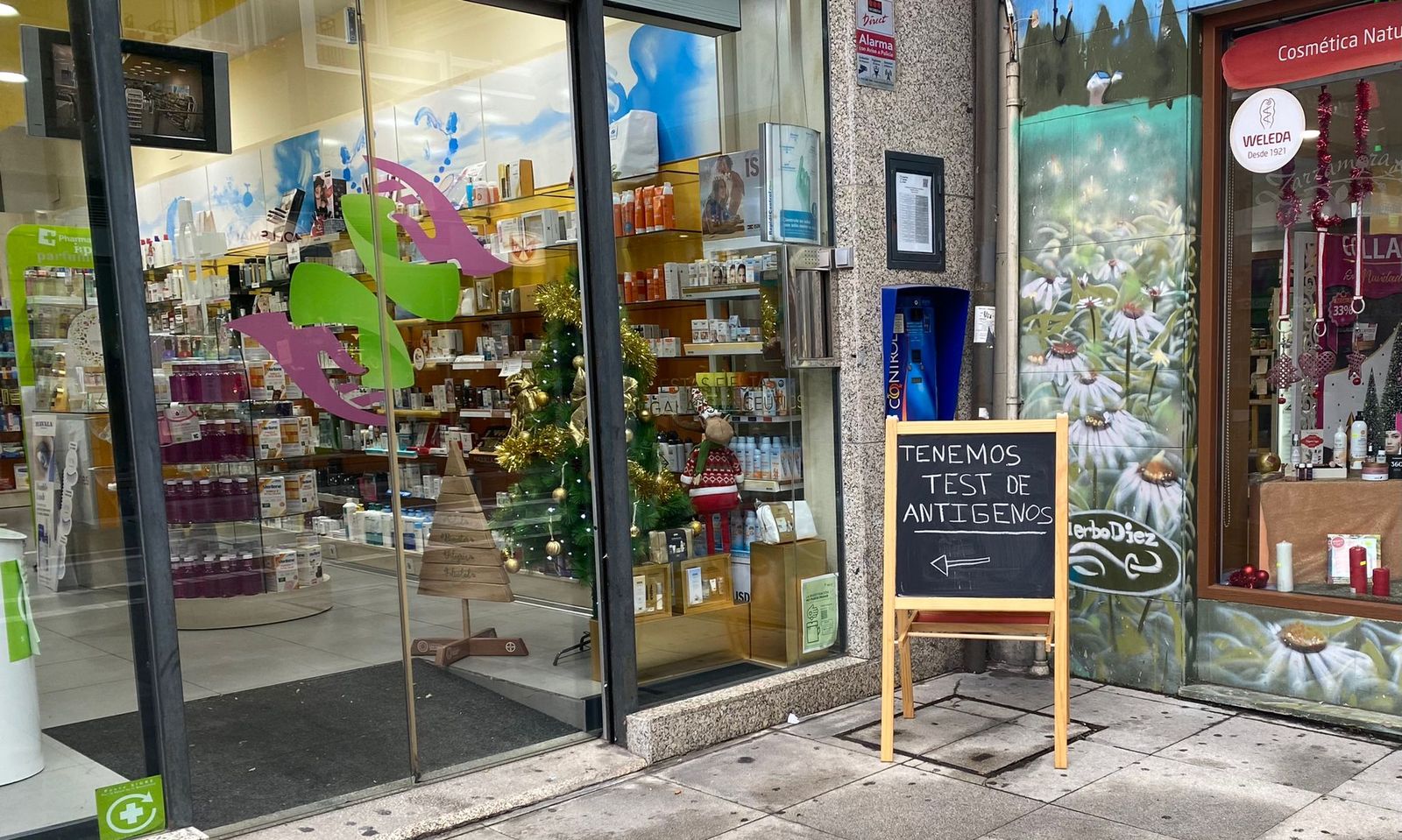 Imagen de una farmacia de la calle Santa Clara