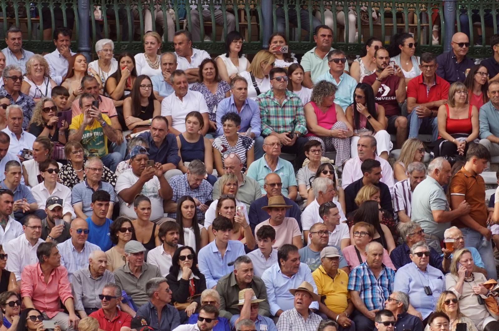 Expectación por ver los caballos de rejoneo en La Glorieta: imágenes del ambiente en los tendidos y en el patio de cuadrillas