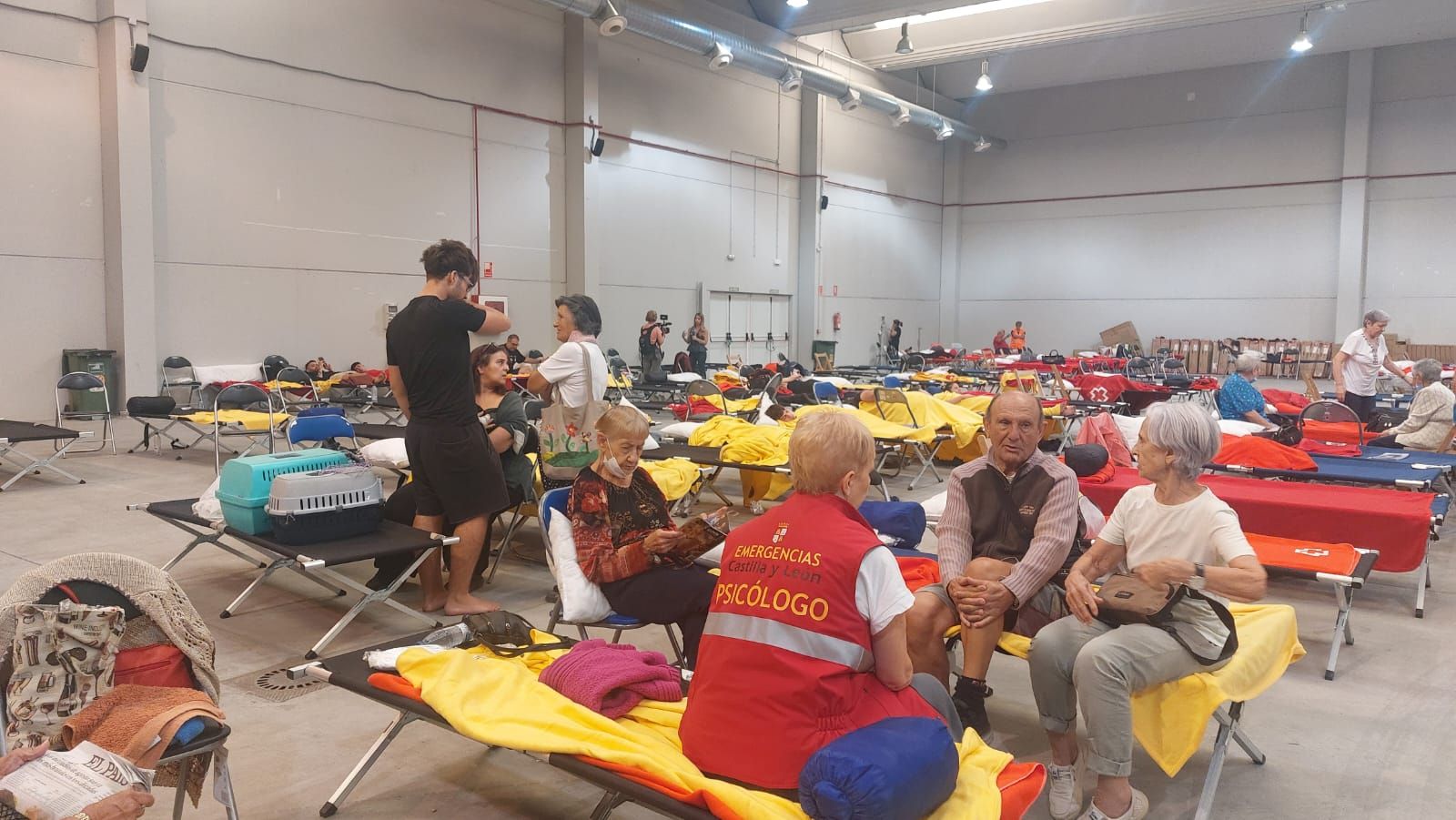 Imagen de los desalojados en el centro de transportes de Benavente