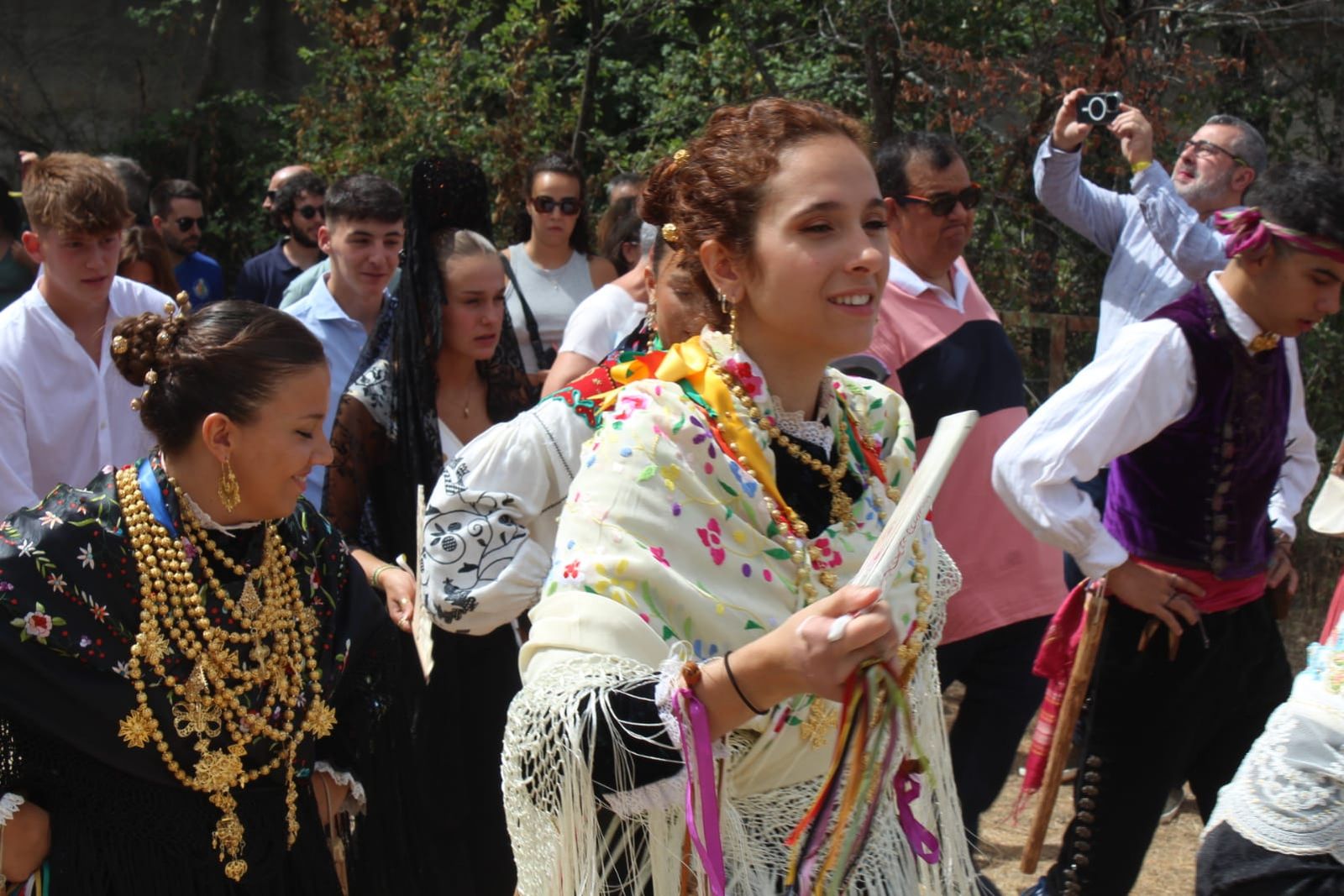 solemne-misa-en-la-iglesia-del-robledo-de-sequeros-procesion-y-ofertorio-22