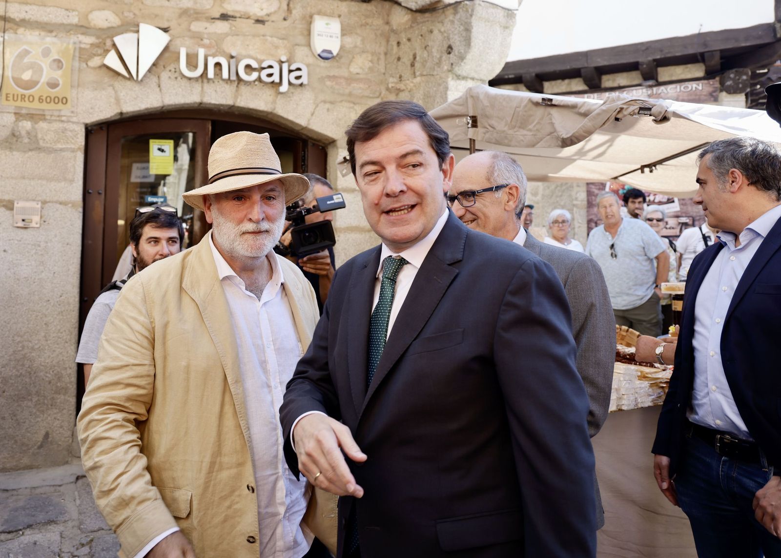 El presidente de la Junta de Castilla y León junto al cocinero José Andrés, en La Alberca