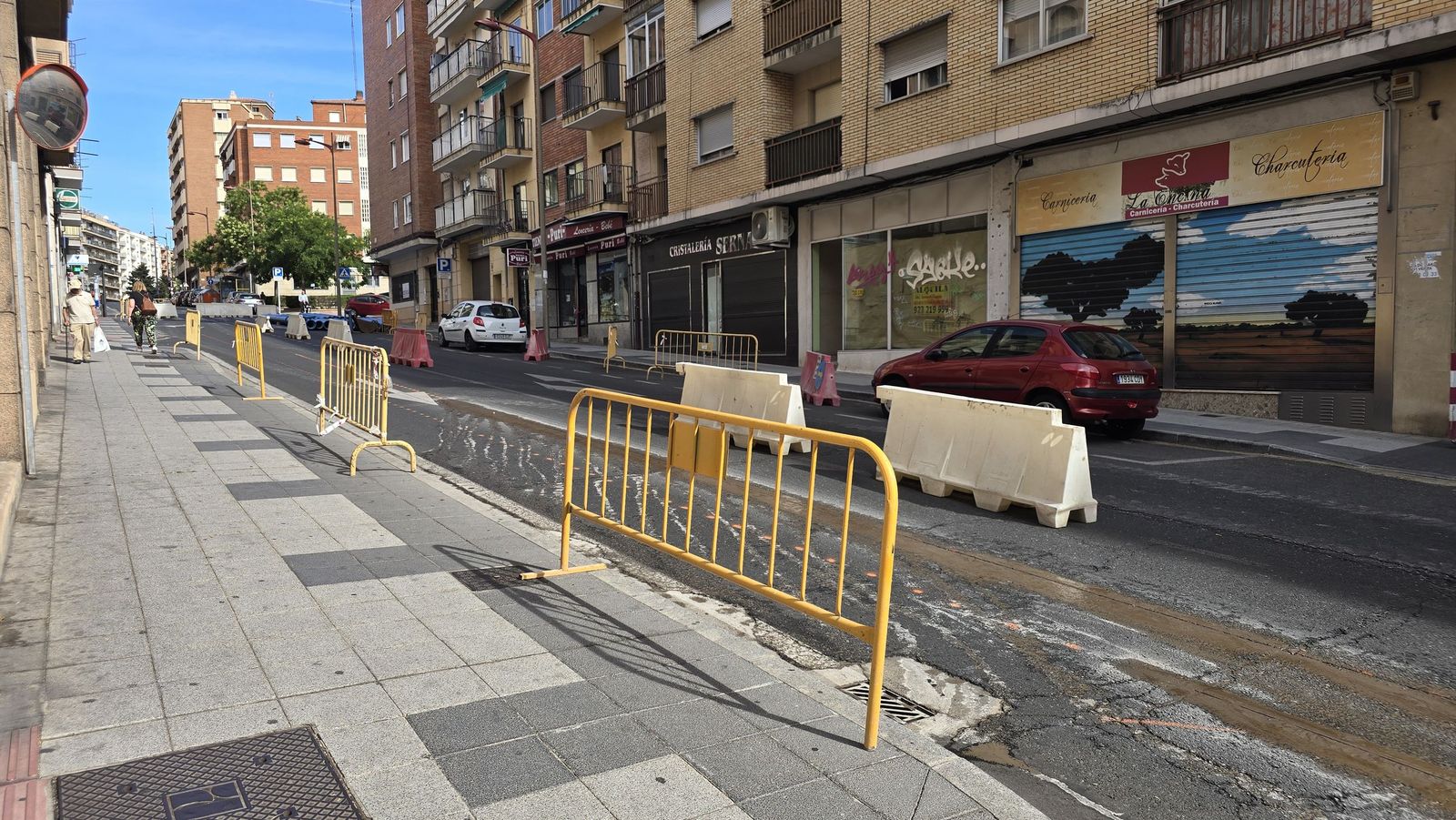 El alcalde de Salamanca, Carlos García Carbayo, visitas las obras de renovación de redes de abastecimiento de agua en el barrio Prosperidad