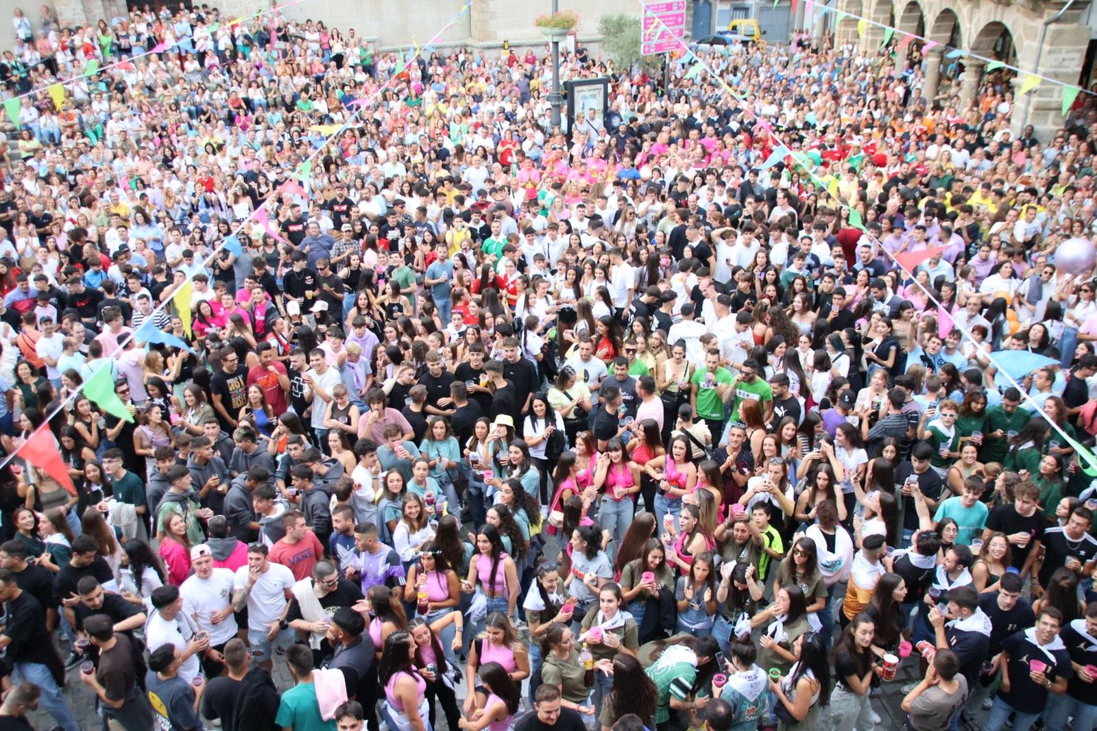 Encuentro de peñas con charanga y Pregón Anabel Alonso en Béjar. Fotos Andrea M.