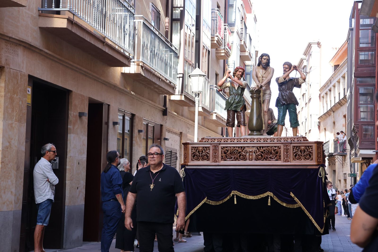 La Exaltación de la Cruz procesiona por las calles de Zamora rumbo a la carpa de San Bernabé