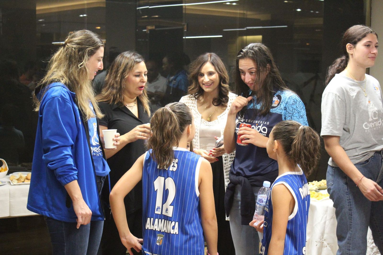 Las jugadoras de Perfumerías Avenida visitan las nuevas instalaciones de Oyrsa