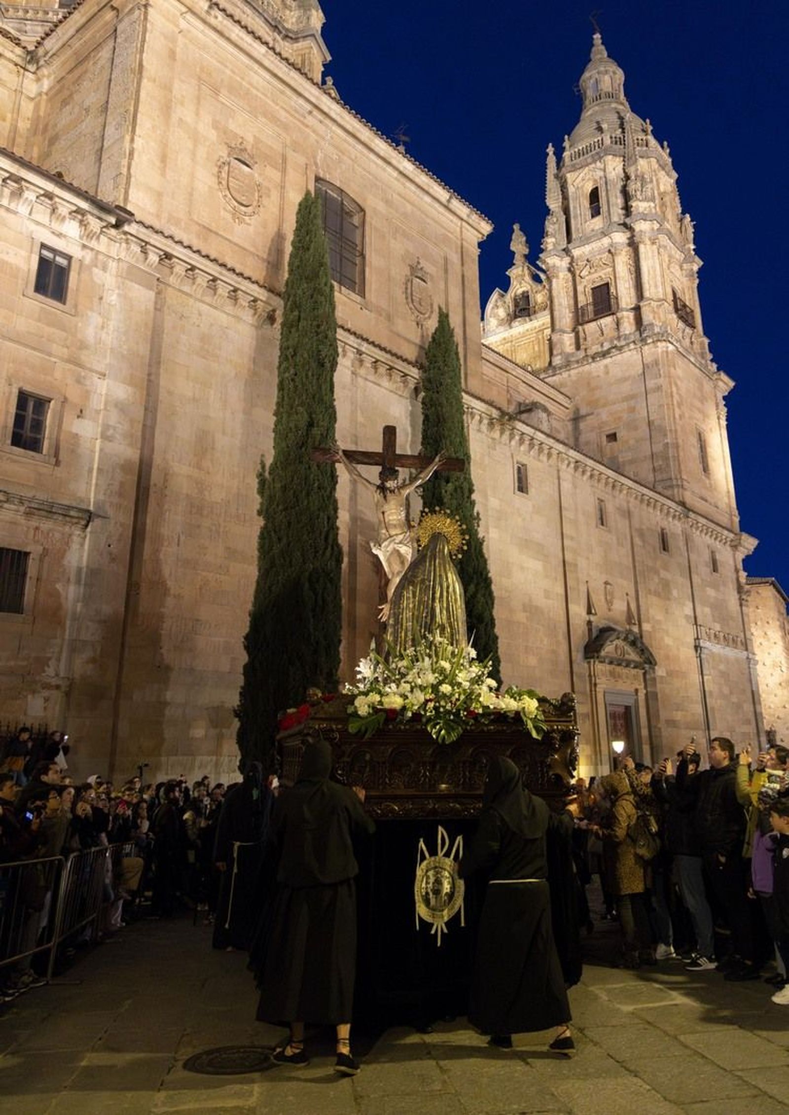 la-hermandad-universitaria-saca-en-procesion-las-imagenes-del-santisimo-cristo-de-la-luz-y-nuestra-senora-de-la-sabiduria-y-realiza-la-promesa-de-silencio-en-el-patio-de-escuelas-4