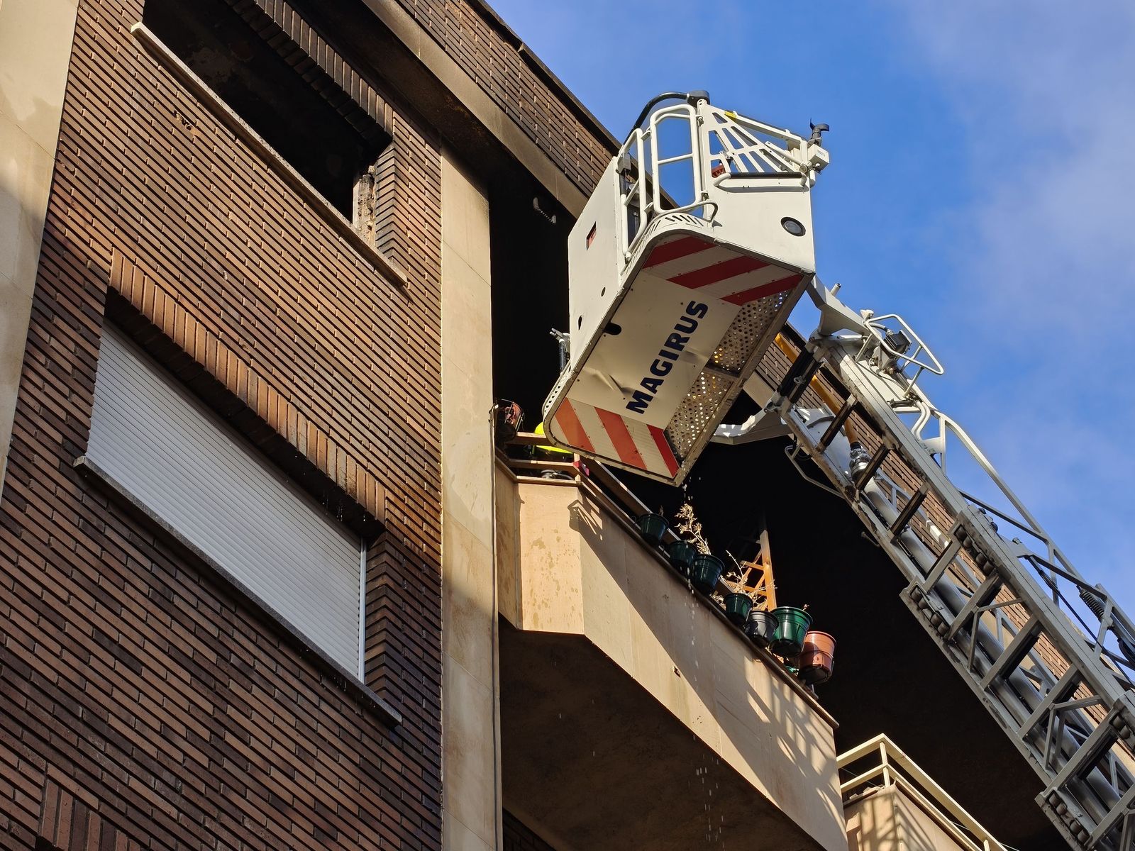 Los bomberos sofocan un incendio en una vivienda de la calle Vasco de Gama
