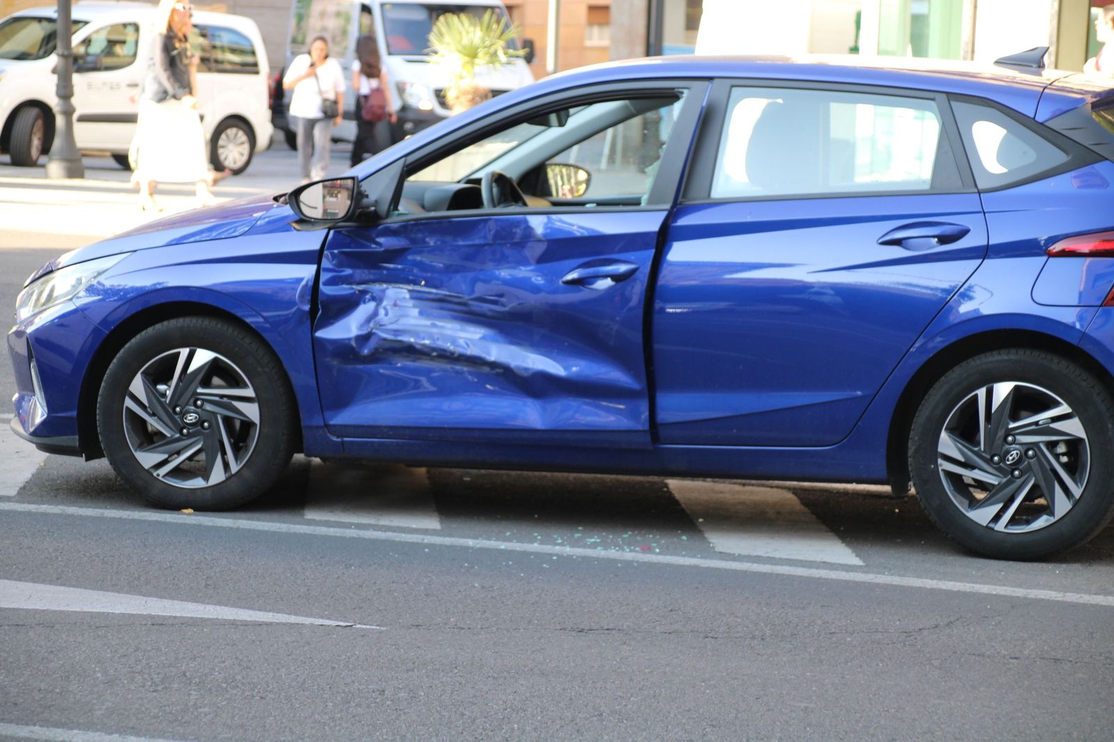 Tráfico denso en avenida de Mirat por un accidente entre una furgoneta y un turismo