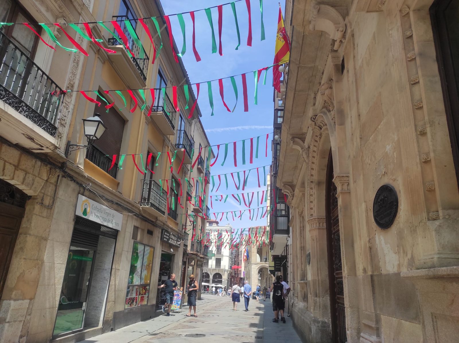 El verde y rojo vuelan sobre esta céntrica calle de Zamora por San Pedro. El verde y rojo vuelan sobre esta céntrica calle de Zamora por San Pedro.