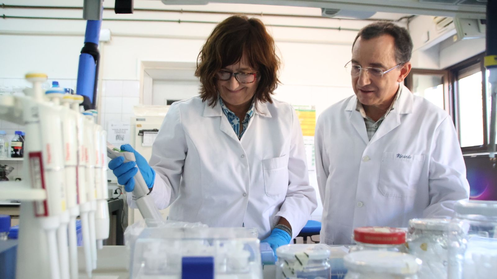 Ricardo Pérez y Rocío, investigadores del IRNASA que trabaja en el suministro de test que permitan la detección de garrapatas en granjas de cerdos