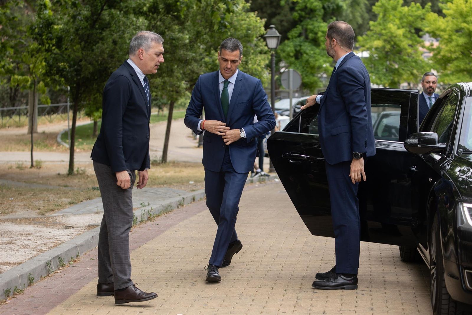 El presidente del Gobierno, Pedro Sánchez, llega al velatorio del socialista José Antonio Serrano, en el Tanatorio de San Isidro, a 11 de junio de 2025, en Madrid (España). - Alejandro Martínez Vélez - Europa Press