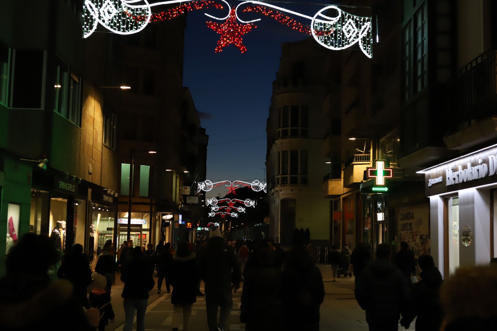 Ciudadanos pasean por Santa Clara en Navidad. Archivo