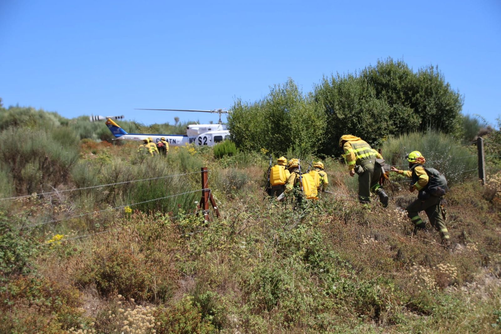 Medios desplazados para hacer frente a un incendio forestal. Foto de archivo Andrea M.