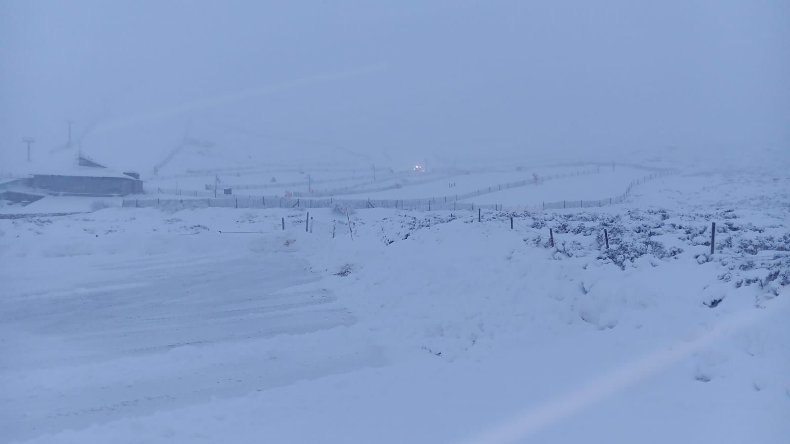 La estación de esquí de La Covatilla, cerrada por la acumulación de nieve en la DSA-180