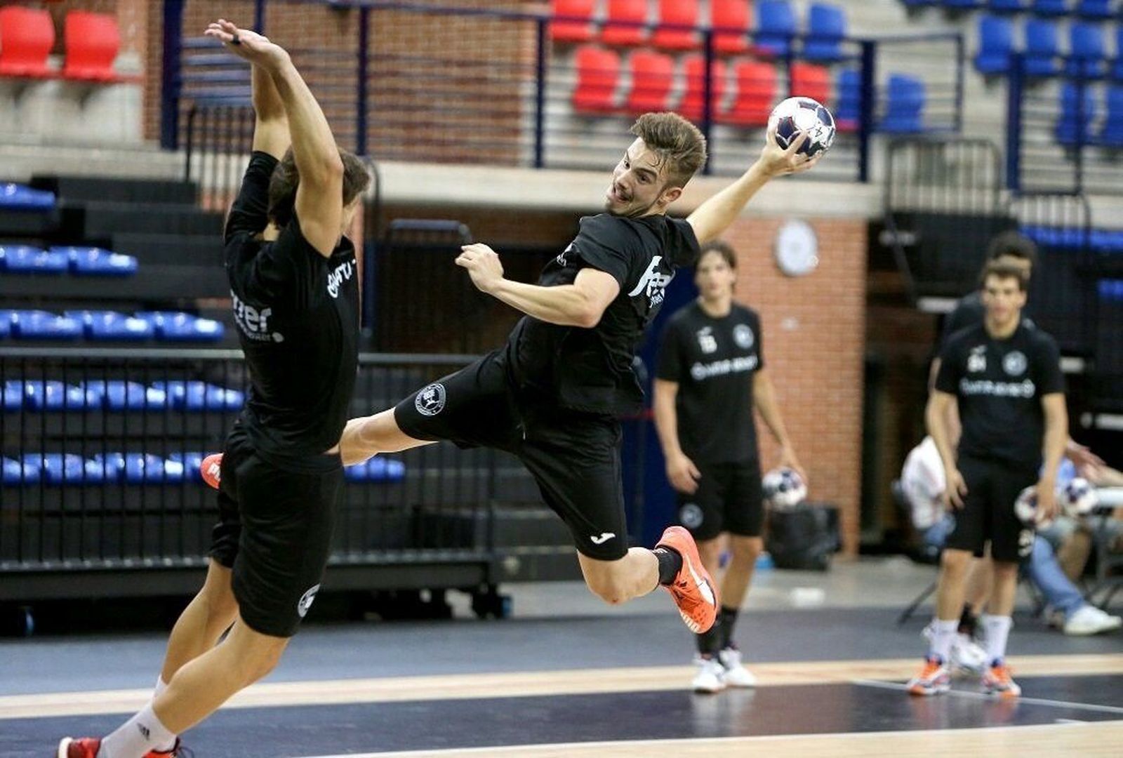 El extremo Nacho Alonso, primer fichaje del BM Salamanca