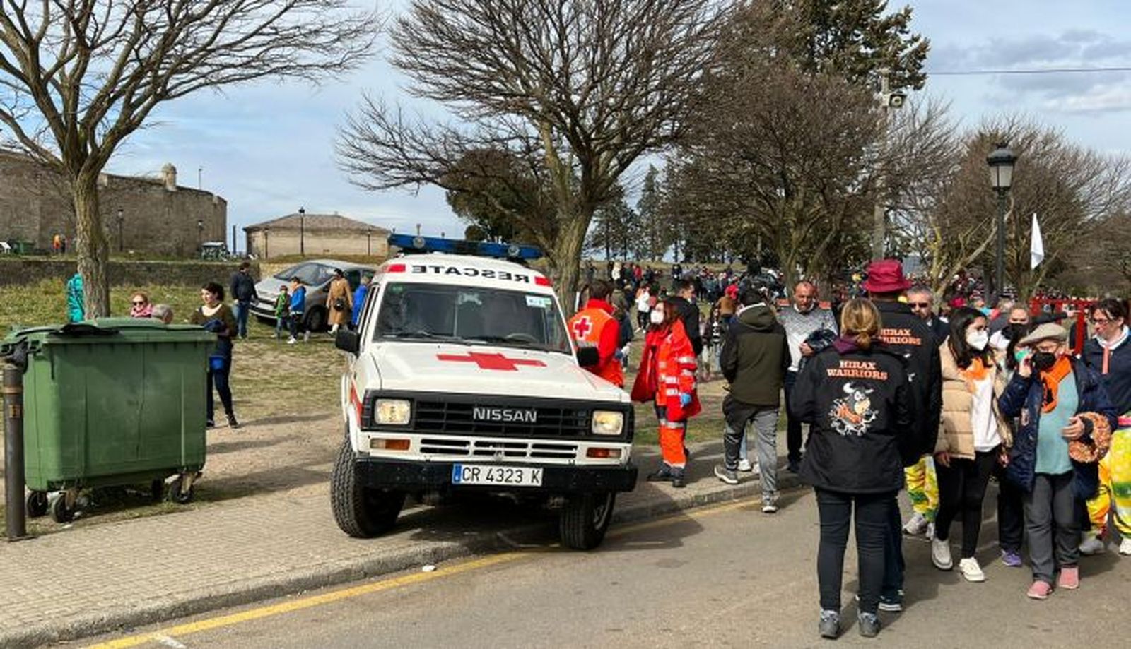 Cruz Roja atiende a un vecino de Ciudad Rodrigo tras ser corneado por uno de los astados durante el desencierro