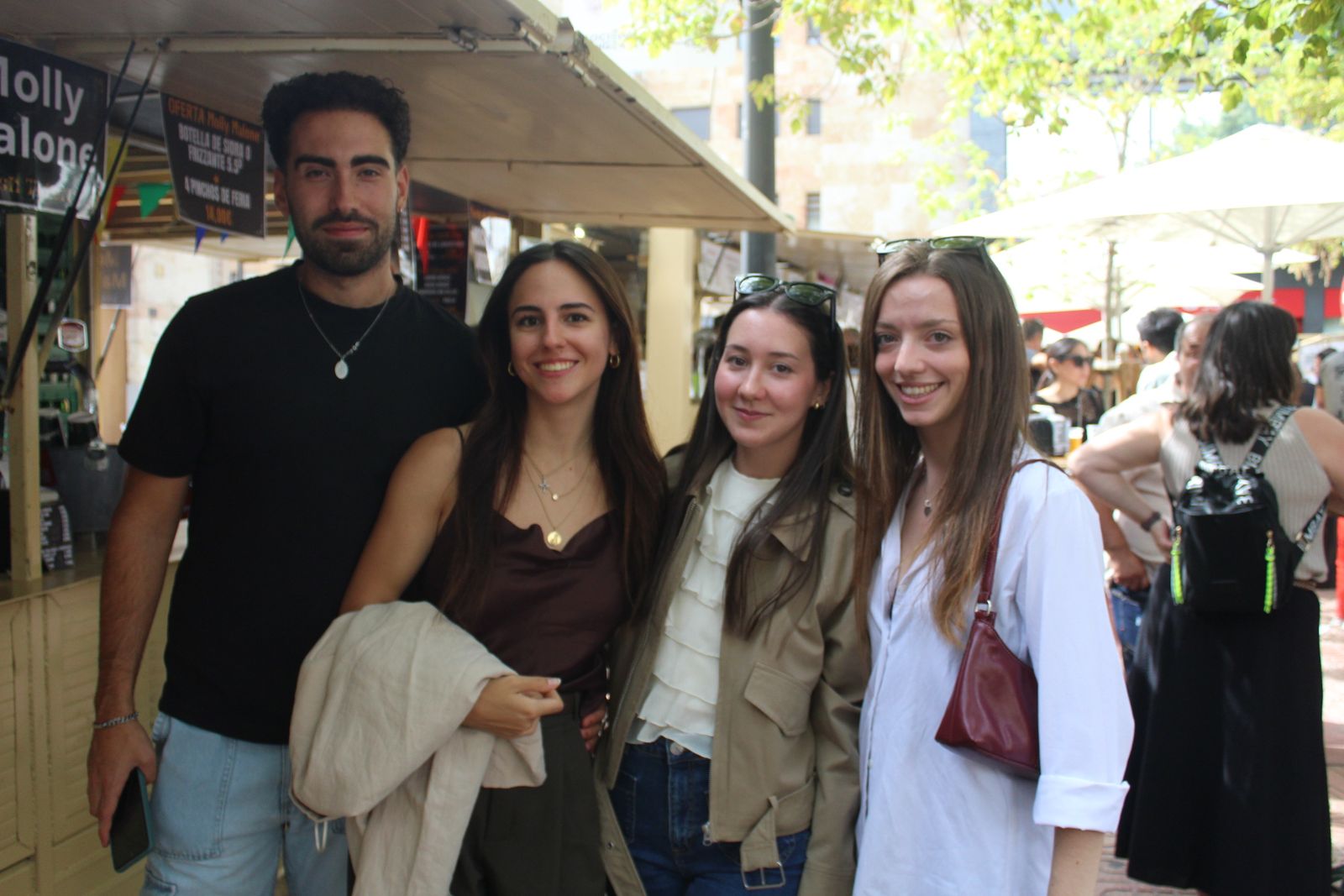 Ambiente en la Feria de Día en el mediodía de este domingo
