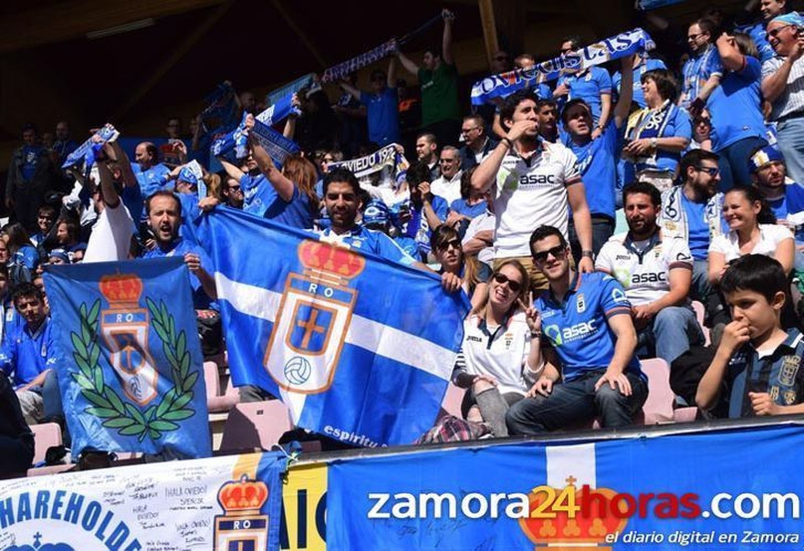 Fiesta azul en las gradas