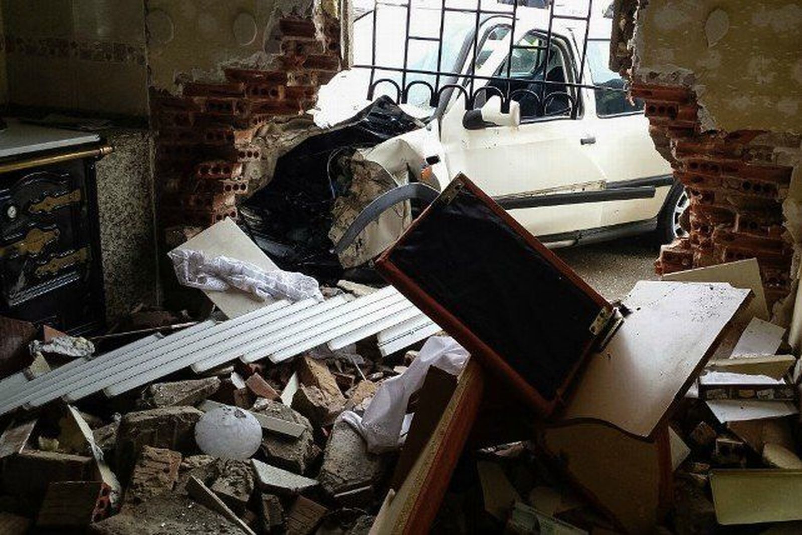 Herido un conductor tras empotrarse su vehículo contra una vivienda en Matilla de la Vega