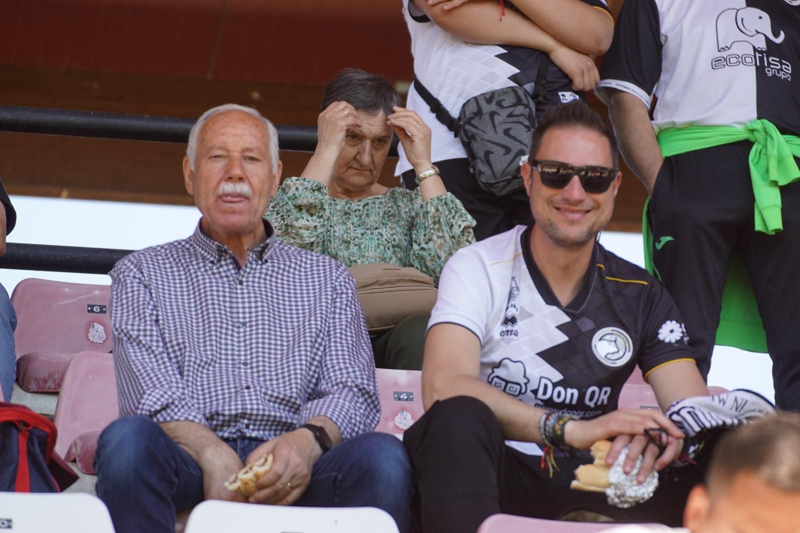 Gran ambiente en la grada para ver el partido entre Zamora - Unionistas en el Estadio Ruta de la Plata
