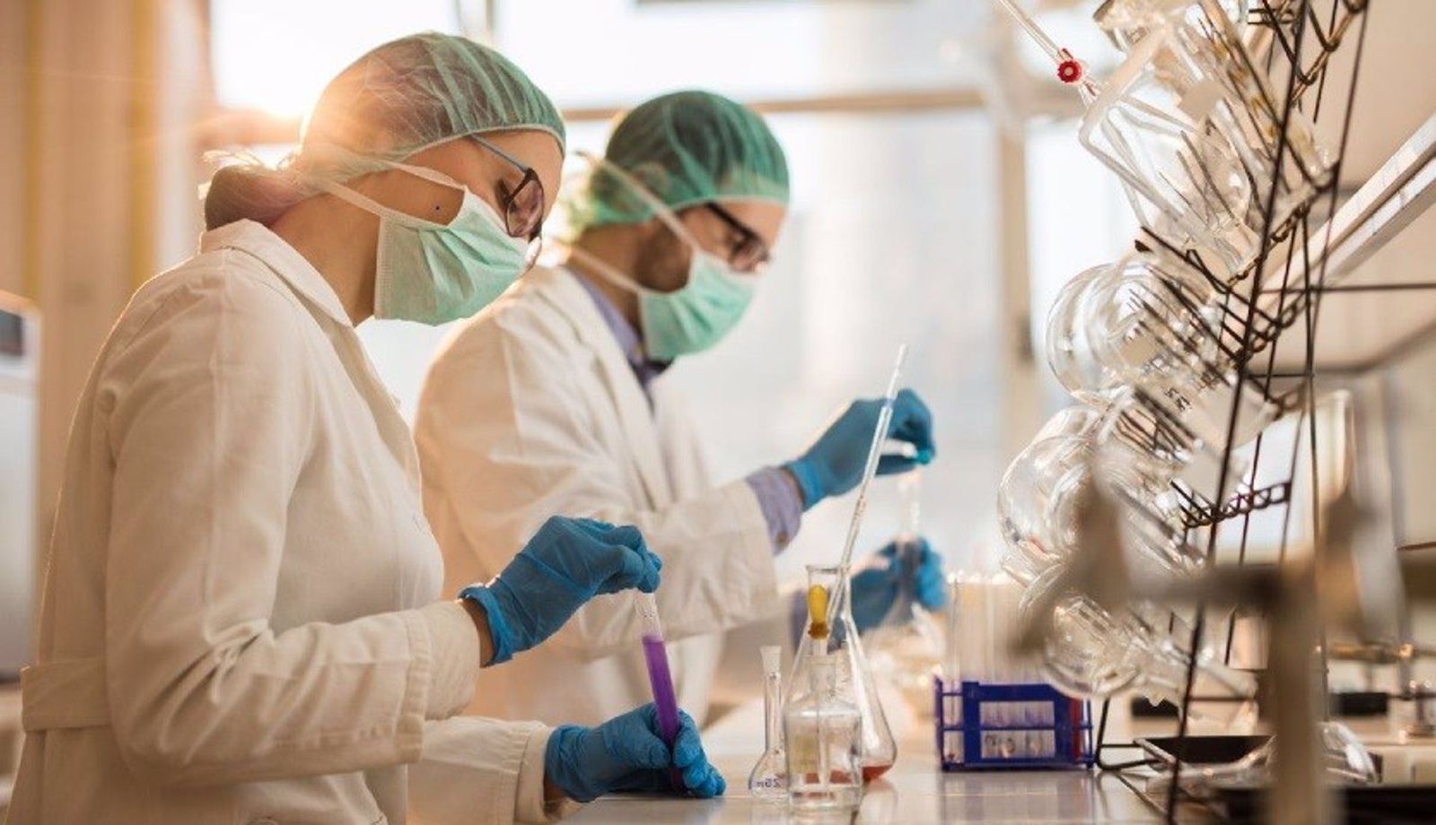 Archivo   Investigadores en un laboratorio. EP