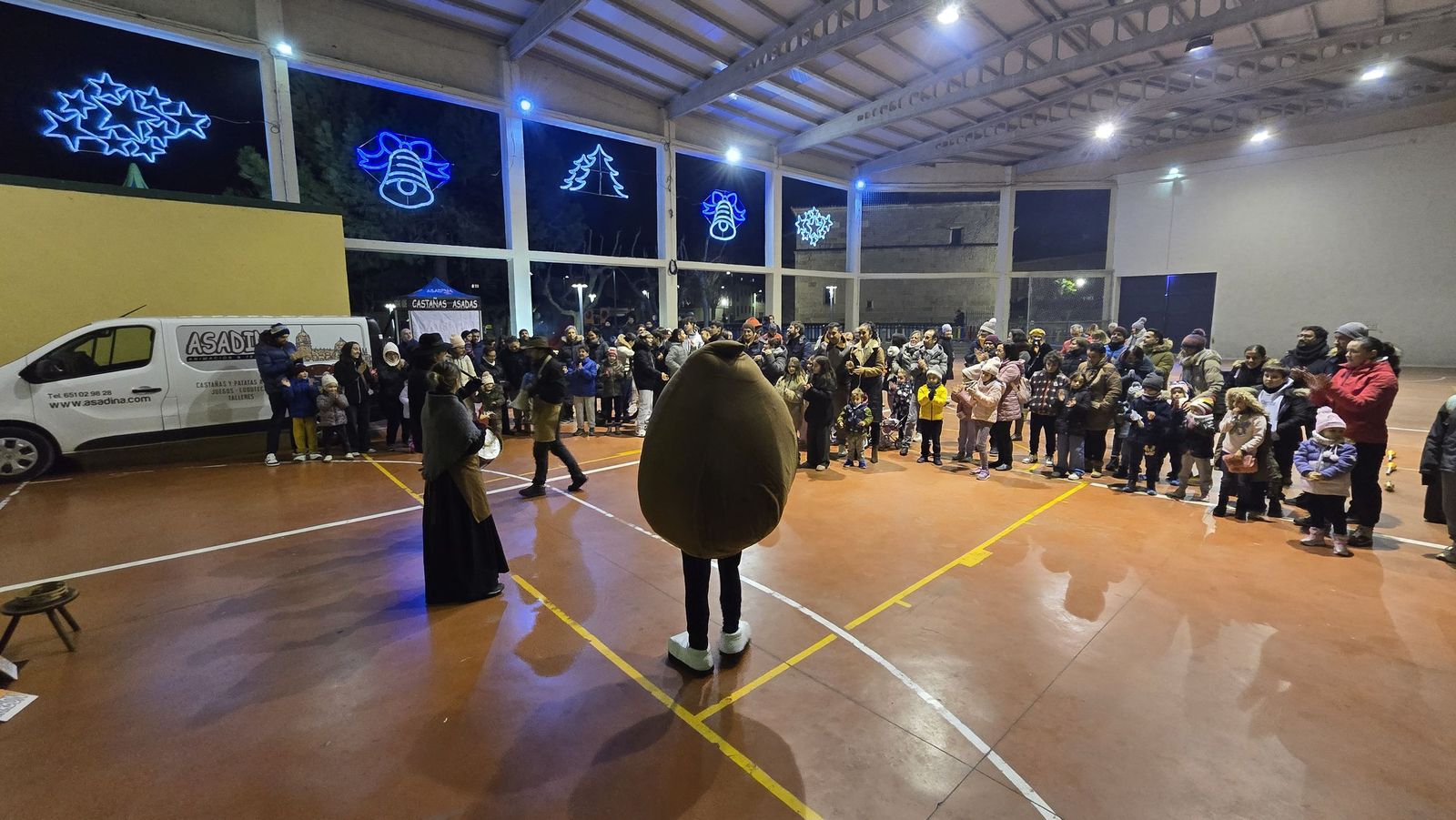 Castañada popular acompañada de un bonito espectáculo circense en Castellanos de Moriscos