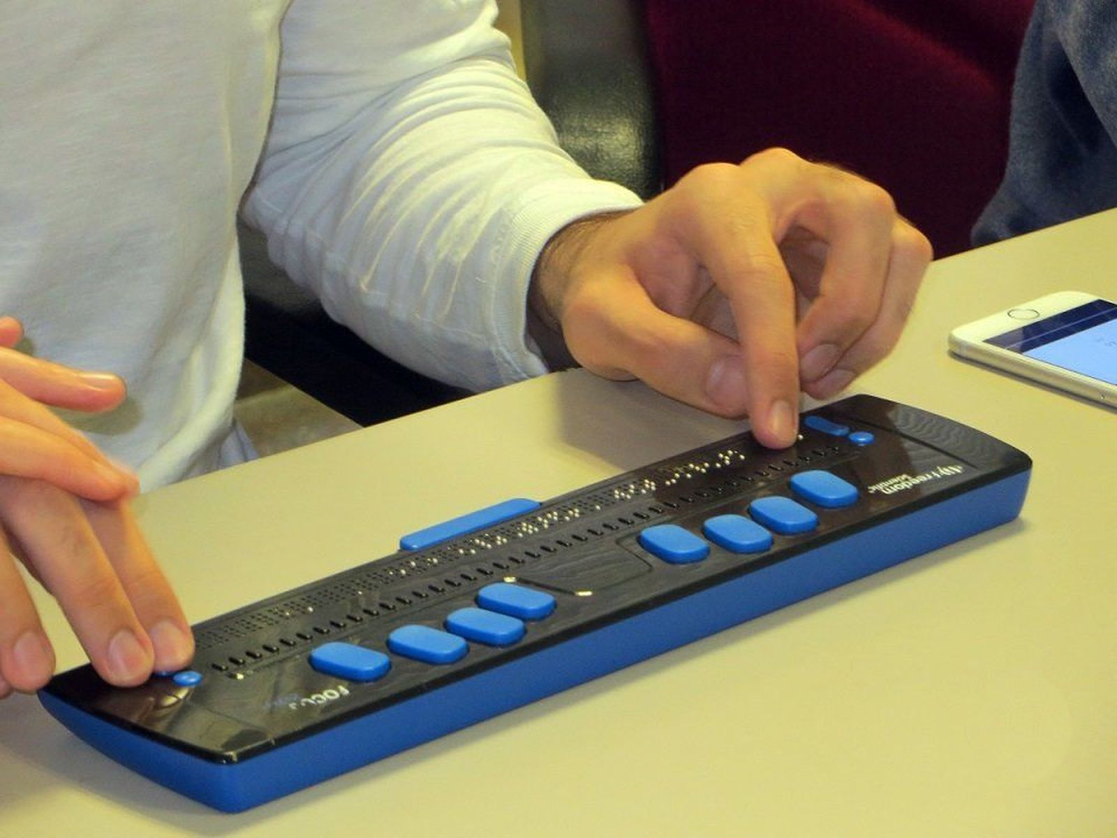 Los sordociegos ya pueden ‘ver’ la televisión sin necesidad de intermediarios