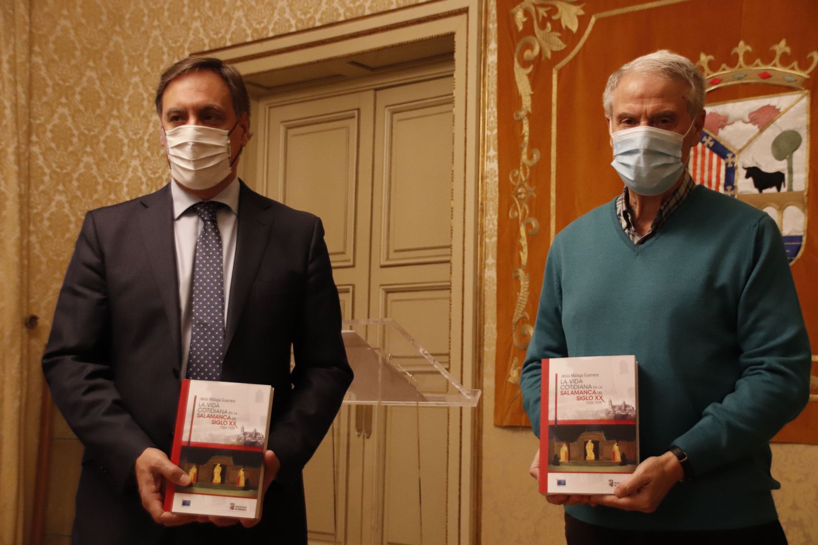 El alcalde de Salamanca y Jesús Málaga, en la presentación del libro