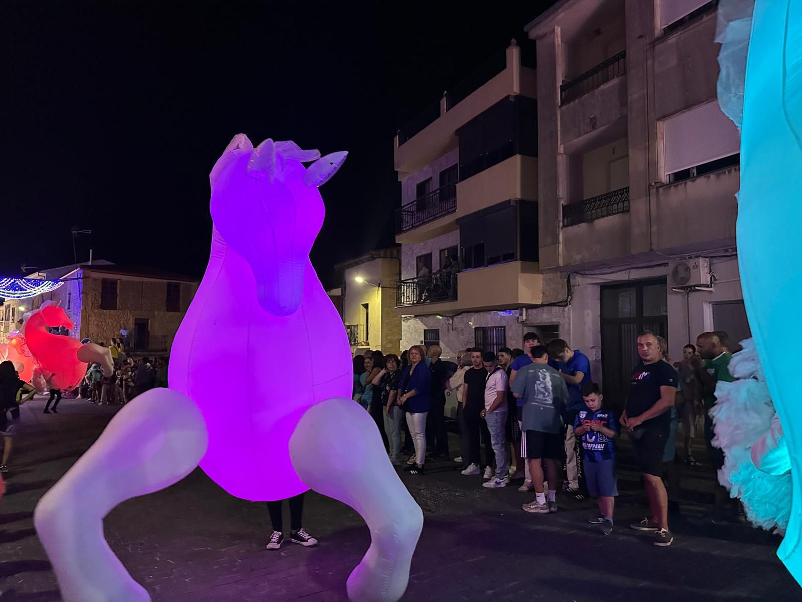 El desfile de carrozas de Aldeadávila vuelve a llenar de luz y color las calles en sus fiestas