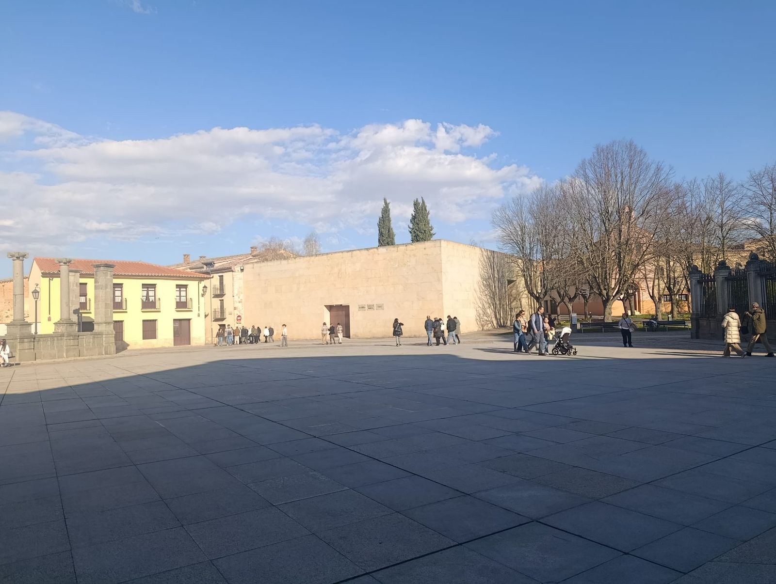 Sol y nubes en Zamora. Plaza de la Catedral.